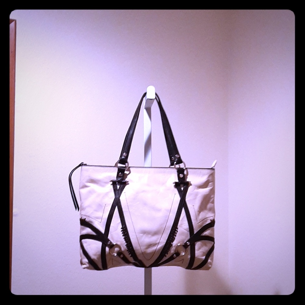 TreVero CRINKLE STRIPS HANDBAG ONYX